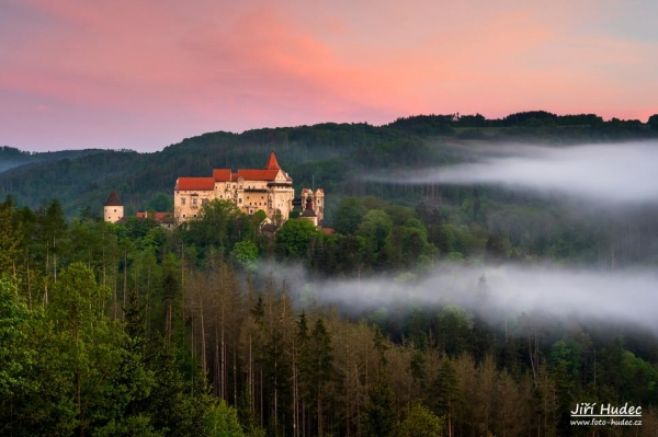 Jarní Pernštejn s ranní mlhou 1