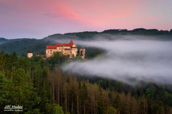 Jarní Pernštejn s ranní mlhou