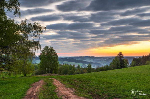 Jarní předvýchodovka nad údolím...