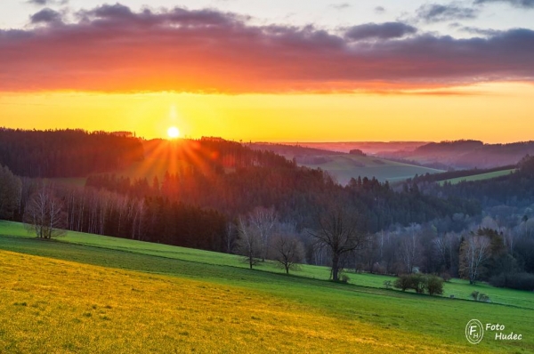 Jarní východ slunce nad údolím Svratky