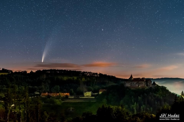 Kometa Neowise nad hradem Pernštejn 2