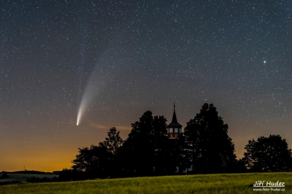 Kometa Neowise nad kaplí sv. Jana...