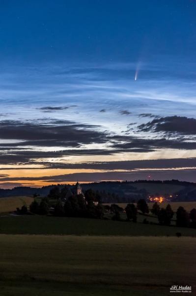 Kometa Neowise nad kostelem sv. Michaela ve...