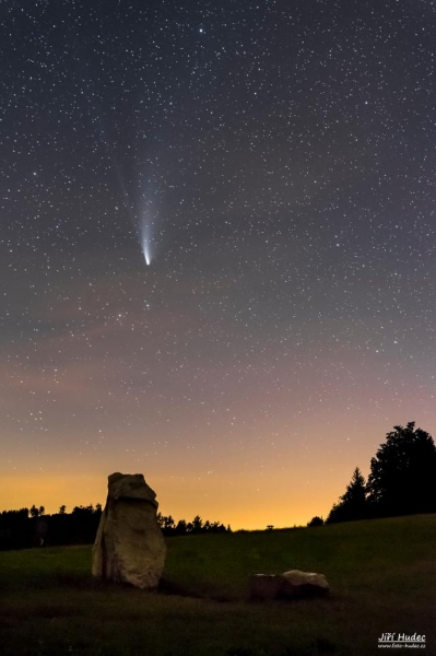 Kometa Neowise nad Monumentem Radka Jaroše