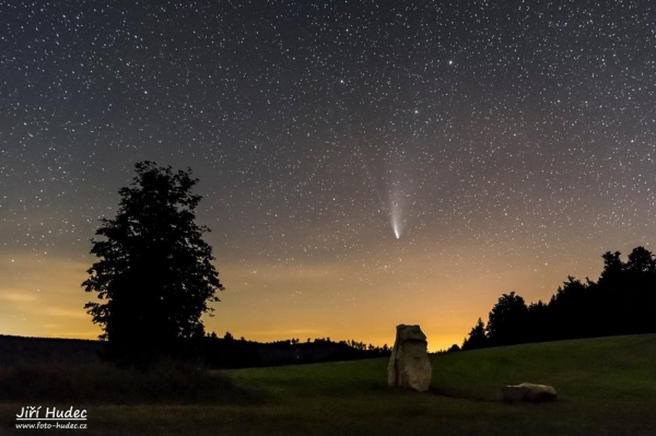 Kometa Neowise nad Monumentem Radka Jaroše 3