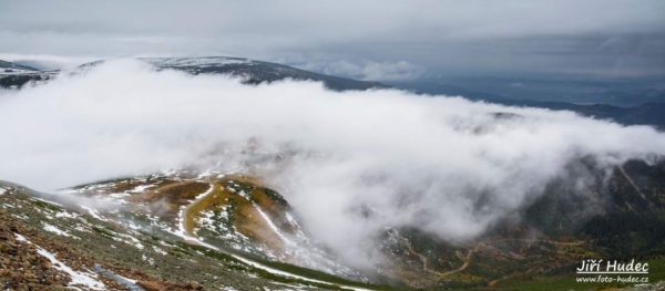 Krkonoše - ranní mlha nad Obřím sedlem