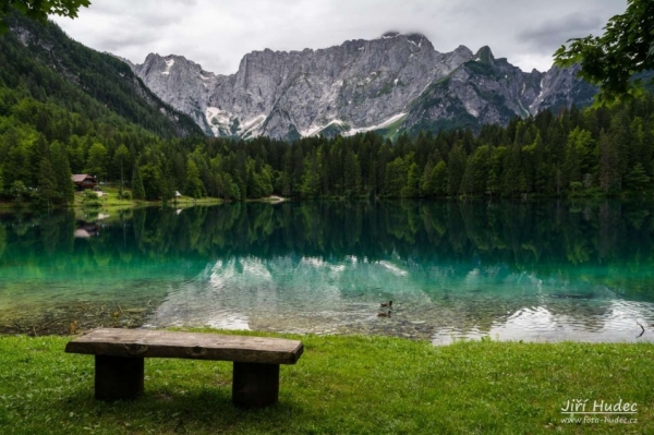 Lavička u jezera Fusine