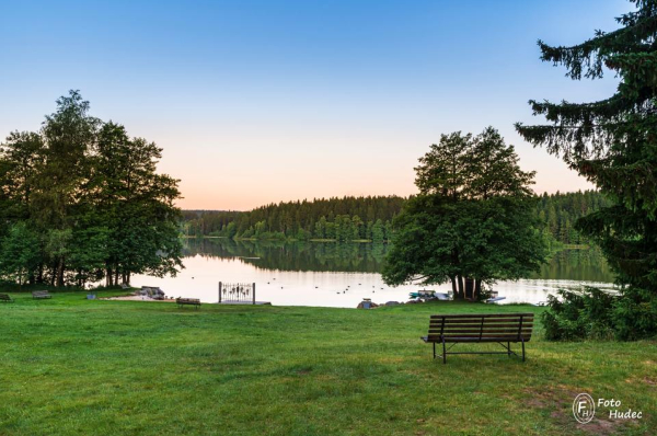 Letní ráno na pláži Medlovského rybníka