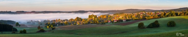 Panorama podzimního Lísku s mlhou