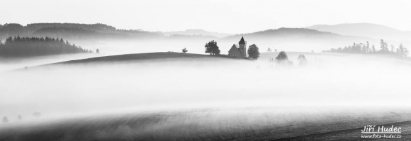 Panorama Vítochovského kostelíku v ranní...