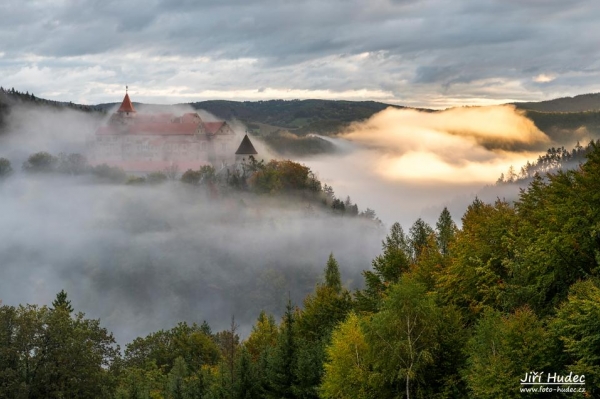 Pernštejn ukrytý v mlze