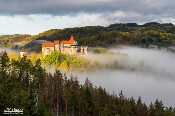 Pernštejn v obležení mlhy