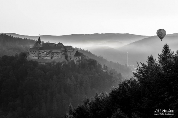 Ranní let balónem nad Pernštejnem