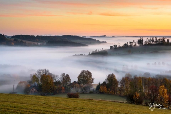 Ranní mlha nad údolím Věcovského potoka...