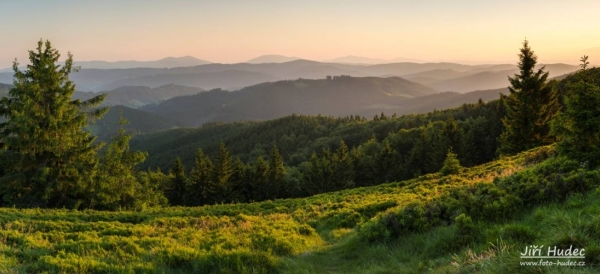 Ranní panorama Beskyd z Javorníků