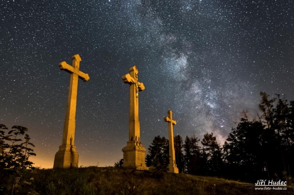 Tři kříže - Kalvárie s Mléčnou dráhou