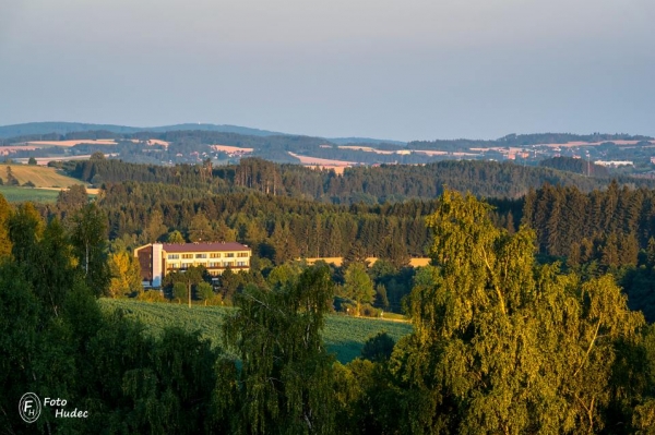 Večer u hotelu Skalský dvůr