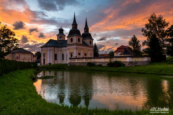 Večerní čarování nad kostelem ve Zvoli