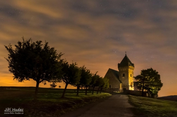 Vítochovský kostelík pod noční oblohou