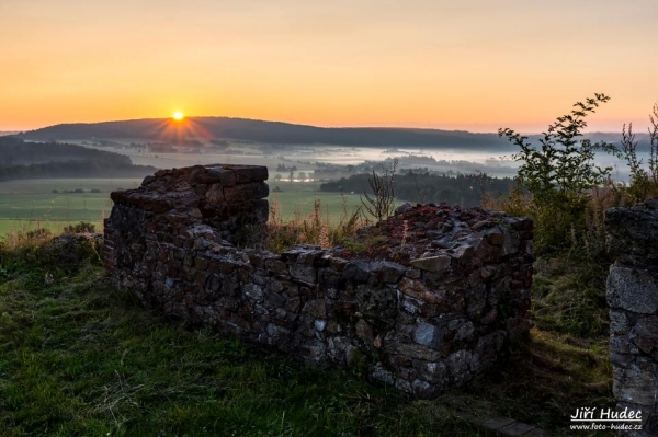 Východ slunce na hradu Lichnici