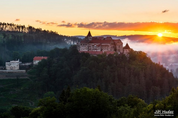 Východ slunce nad Pernštejnem