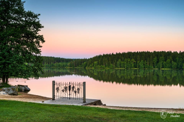 Zavřená pláž Medlovského rybníka při...