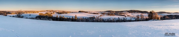 Zimní panorama Sněžného při východu...