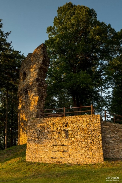 Zřícenina hradu Dalečín ve večerním...